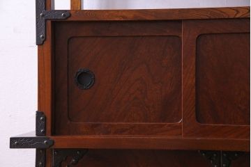 中古　民芸家具　立派な金具が目を惹く上質な飾り棚(茶棚)