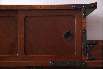 中古　民芸家具　立派な金具が目を惹く上質な飾り棚(茶棚)