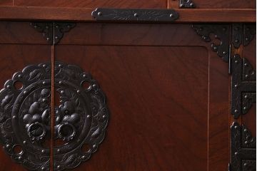 中古　民芸家具　立派な金具が目を惹く上質な飾り棚(茶棚)