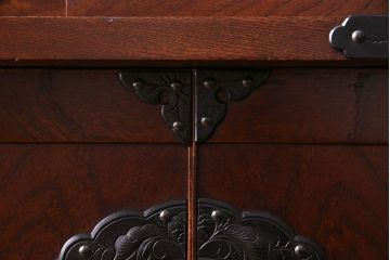 中古　民芸家具　立派な金具が目を惹く上質な飾り棚(茶棚)