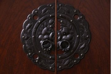 中古　民芸家具　立派な金具が目を惹く上質な飾り棚(茶棚)