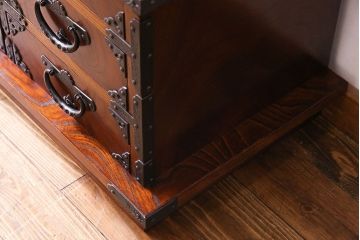 中古　民芸家具　立派な金具が目を惹く上質な飾り棚(茶棚)