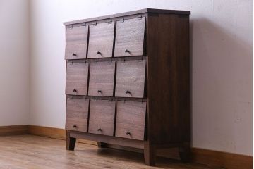 レトロ家具　昭和レトロ　マス目が可愛らしいパタパタ収納棚(キャビネット、戸棚)
