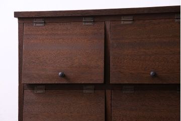 レトロ家具　昭和レトロ　マス目が可愛らしいパタパタ収納棚(キャビネット、戸棚)