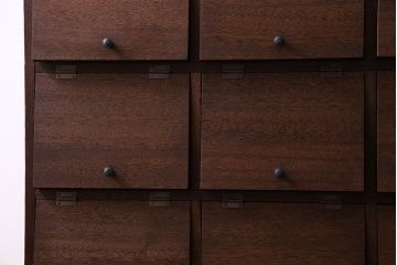 レトロ家具　昭和レトロ　マス目が可愛らしいパタパタ収納棚(キャビネット、戸棚)