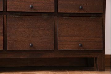 レトロ家具　昭和レトロ　マス目が可愛らしいパタパタ収納棚(キャビネット、戸棚)
