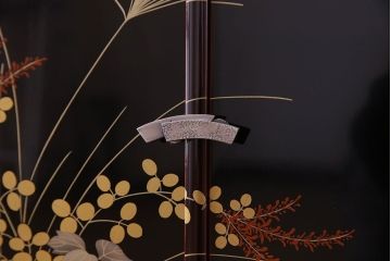 中古　民芸家具　高級品　螺鈿と蒔絵が施された上質な飾り棚(定価約98万円)