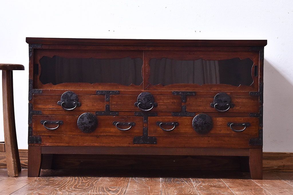 アンティーク家具　和製アンティーク　引き戸のデザインが魅力的なローチェスト(リビングボード、収納棚)