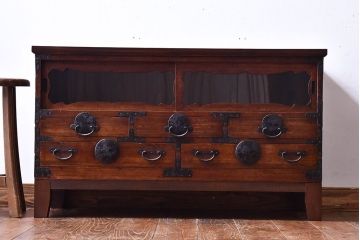 アンティーク家具　和製アンティーク　引き戸のデザインが魅力的なローチェスト(リビングボード、収納棚)
