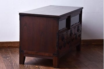 アンティーク家具　和製アンティーク　引き戸のデザインが魅力的なローチェスト(リビングボード、収納棚)