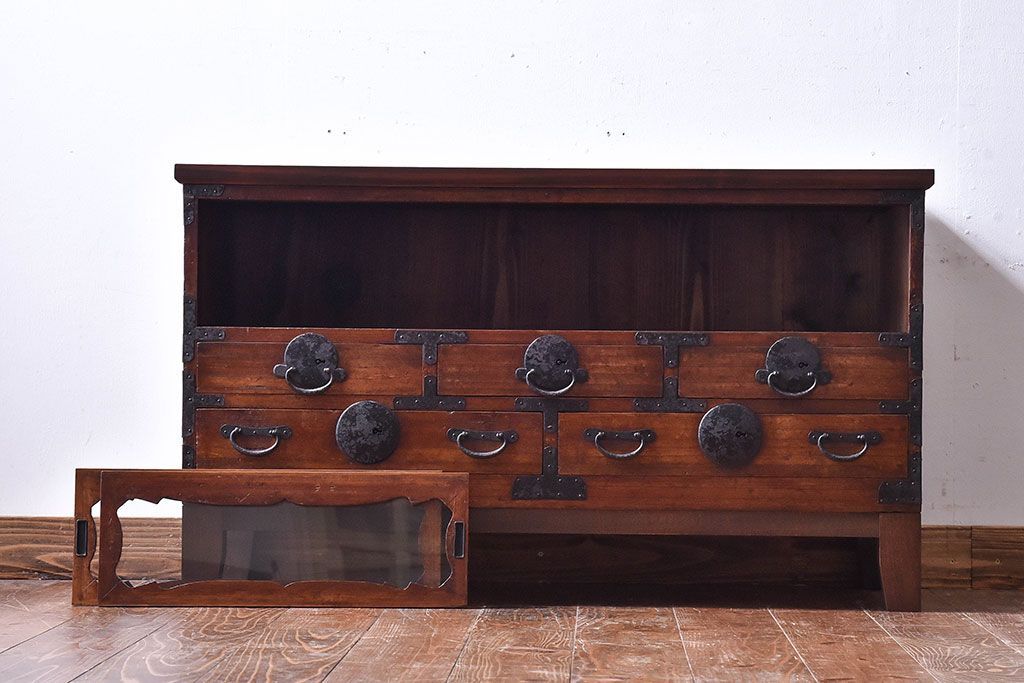 アンティーク家具　和製アンティーク　引き戸のデザインが魅力的なローチェスト(リビングボード、収納棚)