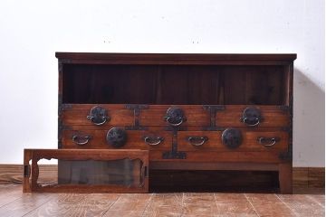 アンティーク家具　和製アンティーク　引き戸のデザインが魅力的なローチェスト(リビングボード、収納棚)