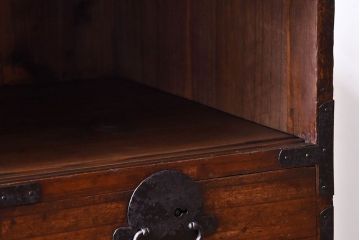 アンティーク家具　和製アンティーク　引き戸のデザインが魅力的なローチェスト(リビングボード、収納棚)