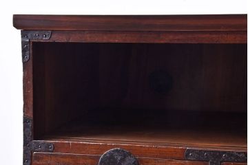 アンティーク家具　和製アンティーク　引き戸のデザインが魅力的なローチェスト(リビングボード、収納棚)