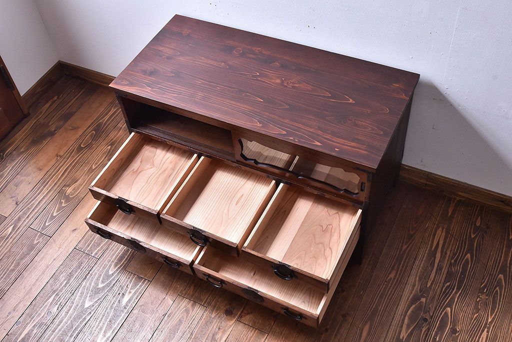 アンティーク家具　和製アンティーク　引き戸のデザインが魅力的なローチェスト(リビングボード、収納棚)