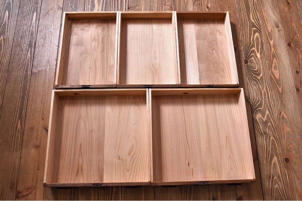 アンティーク家具　和製アンティーク　引き戸のデザインが魅力的なローチェスト(リビングボード、収納棚)