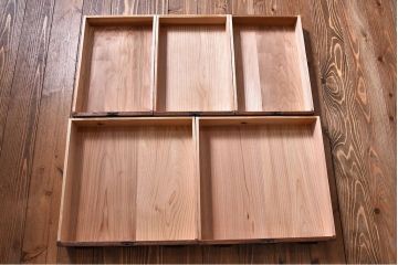 アンティーク家具　和製アンティーク　引き戸のデザインが魅力的なローチェスト(リビングボード、収納棚)