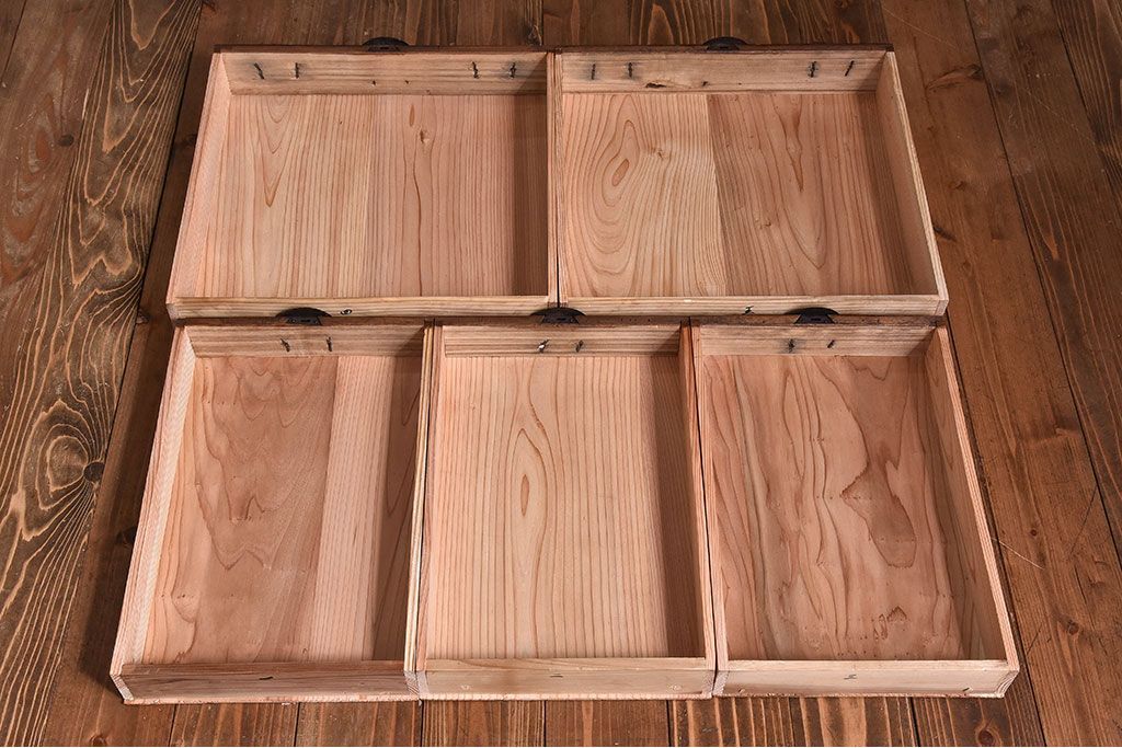 アンティーク家具　和製アンティーク　引き戸のデザインが魅力的なローチェスト(リビングボード、収納棚)