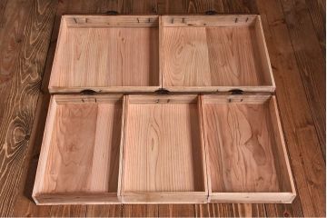 アンティーク家具　和製アンティーク　引き戸のデザインが魅力的なローチェスト(リビングボード、収納棚)