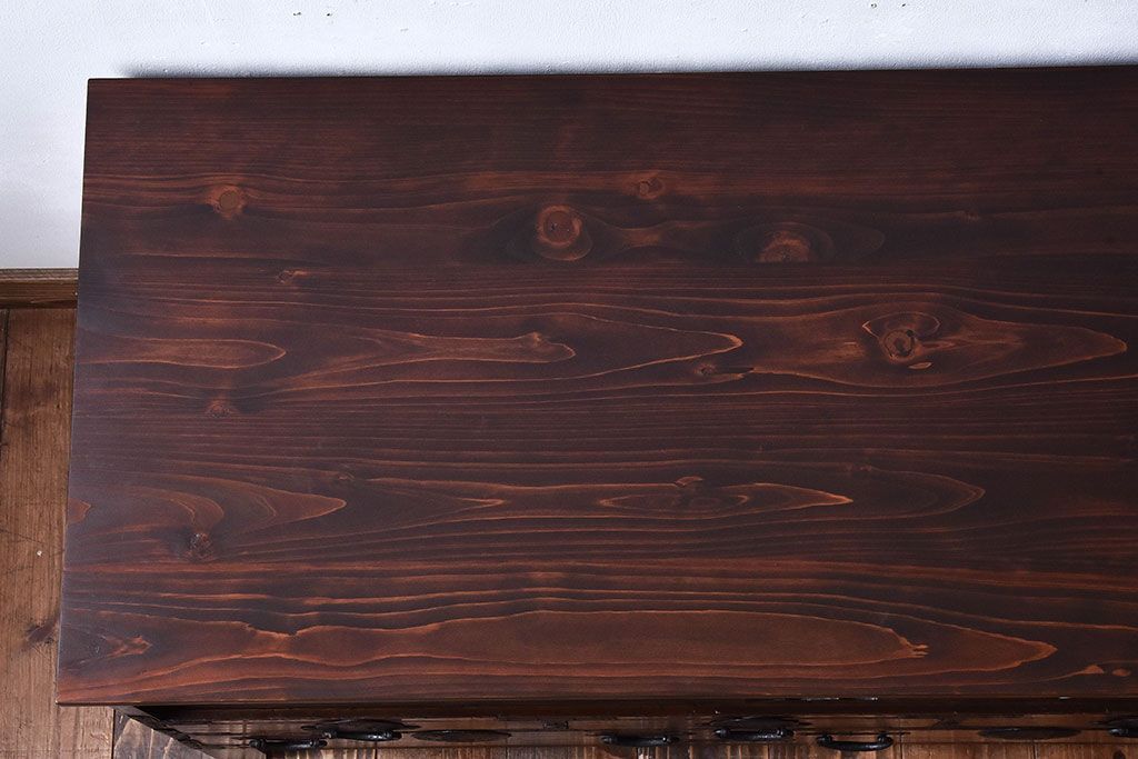 アンティーク家具　和製アンティーク　引き戸のデザインが魅力的なローチェスト(リビングボード、収納棚)