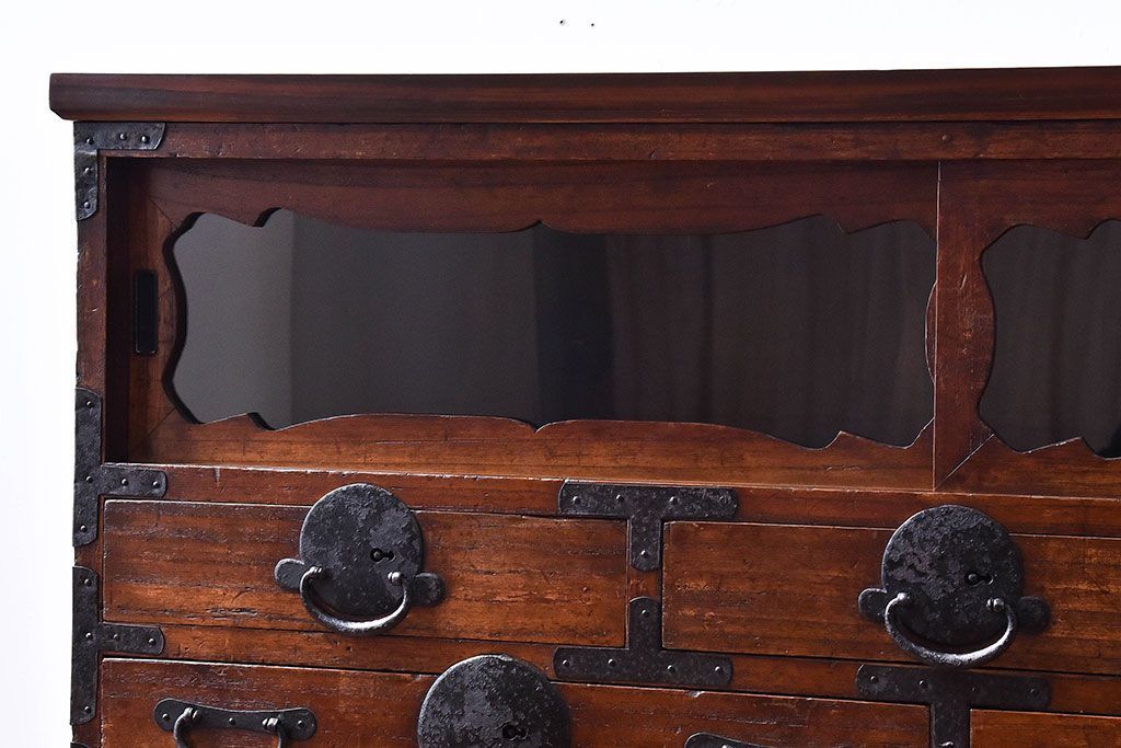 アンティーク家具　和製アンティーク　引き戸のデザインが魅力的なローチェスト(リビングボード、収納棚)