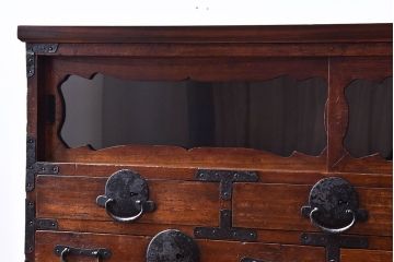 アンティーク家具　和製アンティーク　引き戸のデザインが魅力的なローチェスト(リビングボード、収納棚)