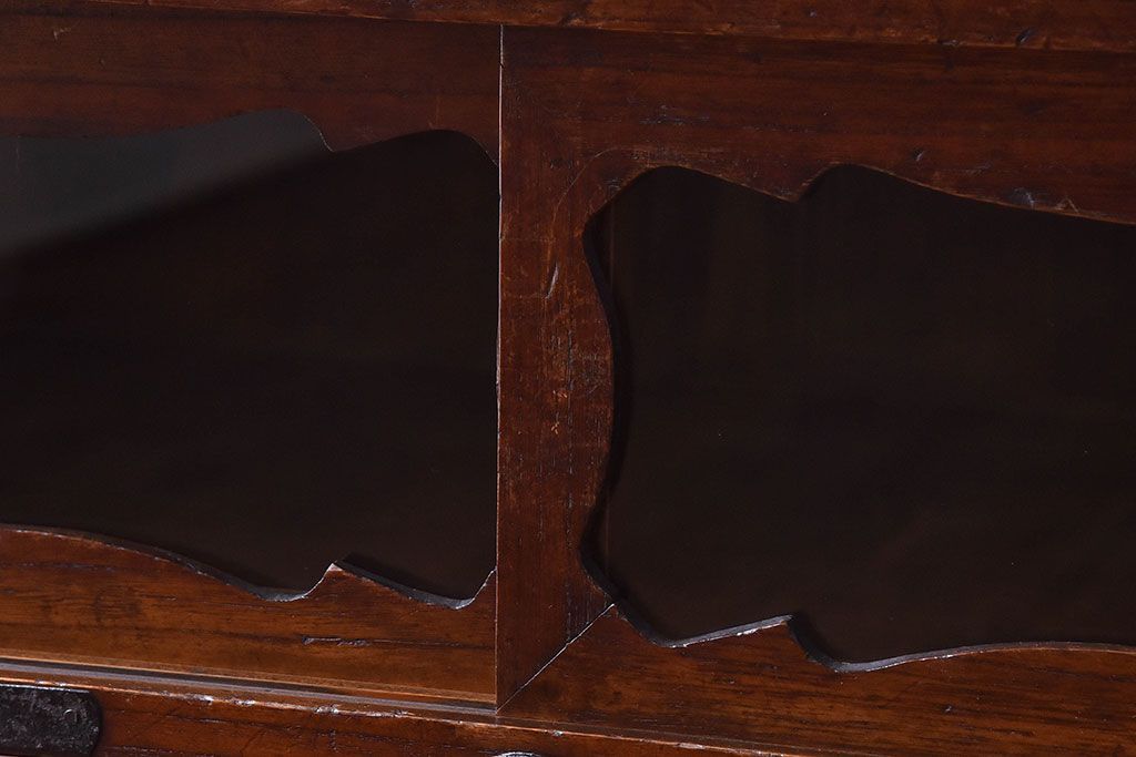 アンティーク家具　和製アンティーク　引き戸のデザインが魅力的なローチェスト(リビングボード、収納棚)