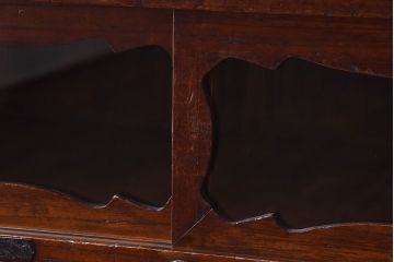 アンティーク家具　和製アンティーク　引き戸のデザインが魅力的なローチェスト(リビングボード、収納棚)