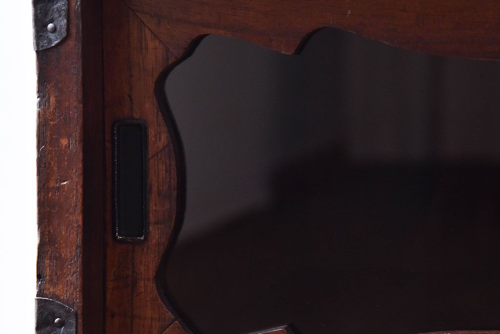 アンティーク家具　和製アンティーク　引き戸のデザインが魅力的なローチェスト(リビングボード、収納棚)