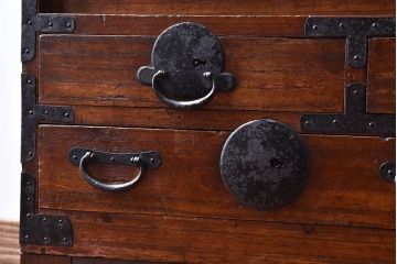 アンティーク家具　和製アンティーク　引き戸のデザインが魅力的なローチェスト(リビングボード、収納棚)