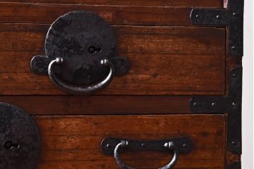 アンティーク家具　和製アンティーク　引き戸のデザインが魅力的なローチェスト(リビングボード、収納棚)