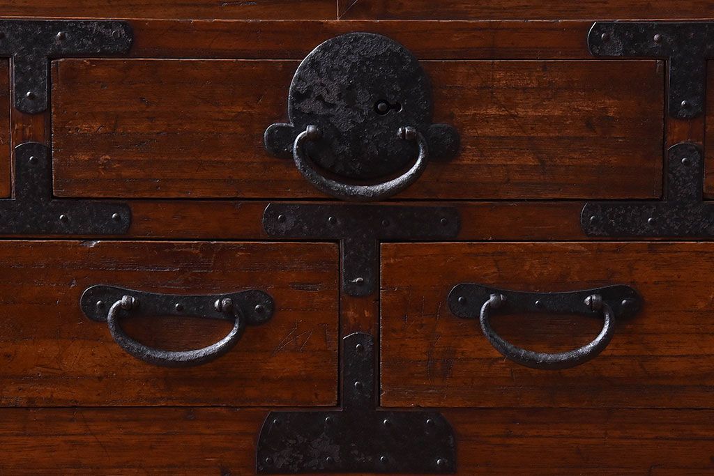 アンティーク家具　和製アンティーク　引き戸のデザインが魅力的なローチェスト(リビングボード、収納棚)