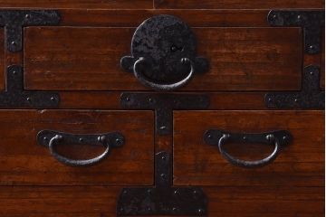 アンティーク家具　和製アンティーク　引き戸のデザインが魅力的なローチェスト(リビングボード、収納棚)