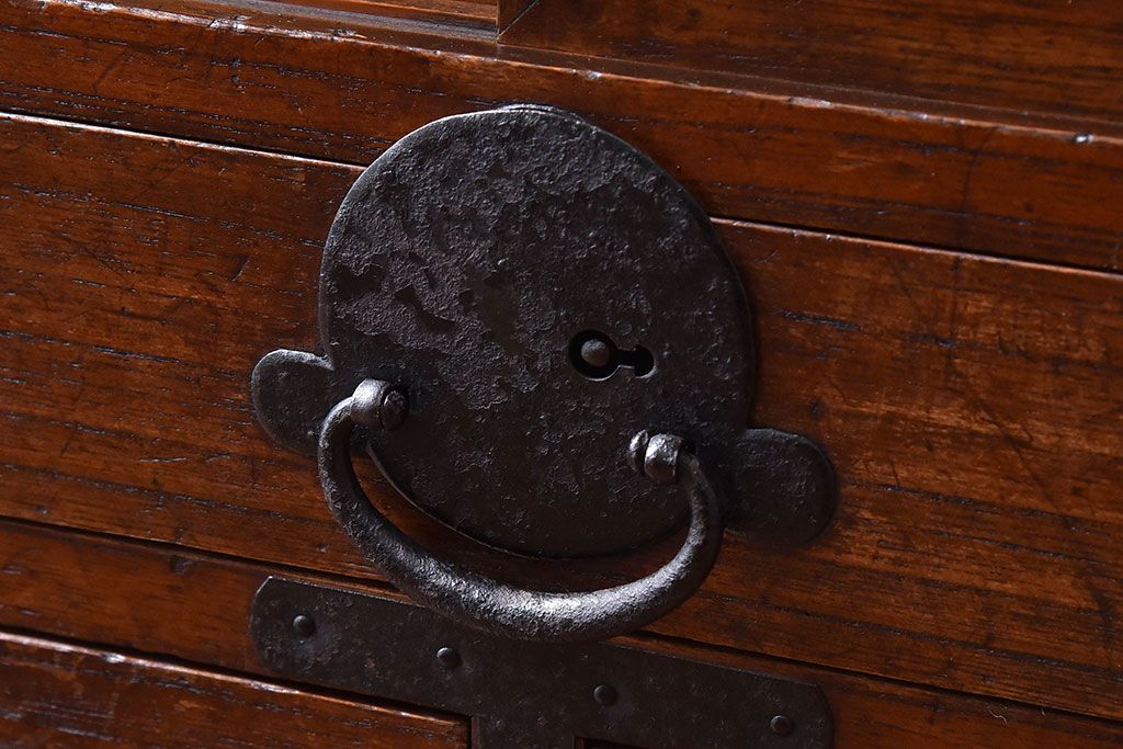 アンティーク家具　和製アンティーク　引き戸のデザインが魅力的なローチェスト(リビングボード、収納棚)