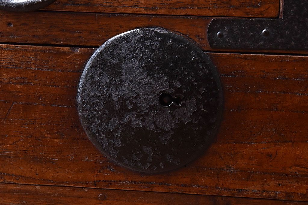 アンティーク家具　和製アンティーク　引き戸のデザインが魅力的なローチェスト(リビングボード、収納棚)