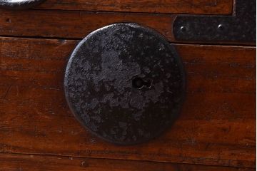 アンティーク家具　和製アンティーク　引き戸のデザインが魅力的なローチェスト(リビングボード、収納棚)