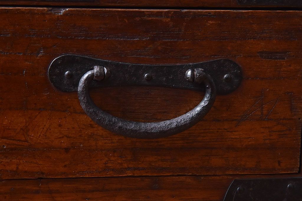 アンティーク家具　和製アンティーク　引き戸のデザインが魅力的なローチェスト(リビングボード、収納棚)