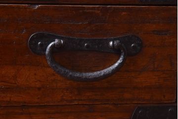 アンティーク家具　和製アンティーク　引き戸のデザインが魅力的なローチェスト(リビングボード、収納棚)