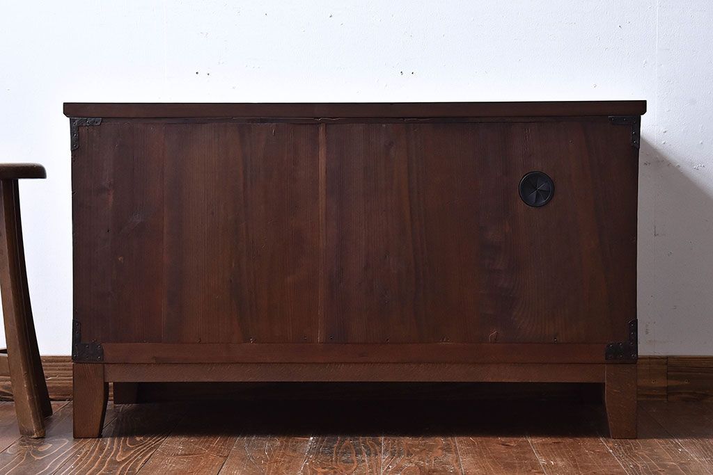 アンティーク家具　和製アンティーク　引き戸のデザインが魅力的なローチェスト(リビングボード、収納棚)