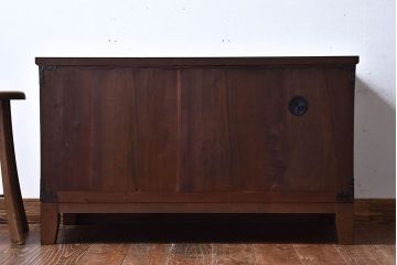 アンティーク家具　和製アンティーク　引き戸のデザインが魅力的なローチェスト(リビングボード、収納棚)