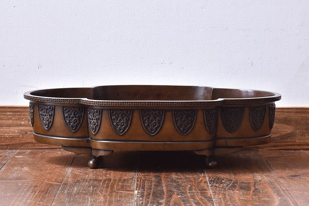 アンティーク雑貨　明治大正期　在銘　意匠が目を引く銅製水盤(花器)