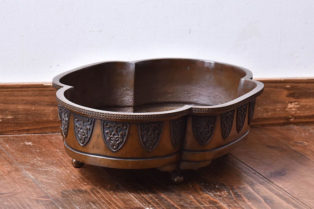 アンティーク雑貨　明治大正期　在銘　意匠が目を引く銅製水盤(花器)