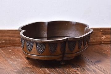 アンティーク雑貨　明治大正期　在銘　意匠が目を引く銅製水盤(花器)