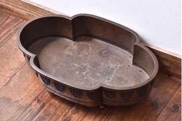 アンティーク雑貨　明治大正期　在銘　意匠が目を引く銅製水盤(花器)