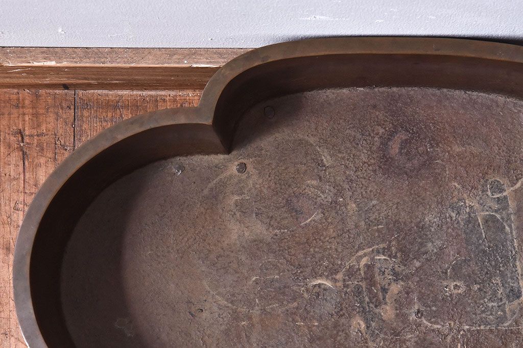 アンティーク雑貨　明治大正期　在銘　意匠が目を引く銅製水盤(花器)