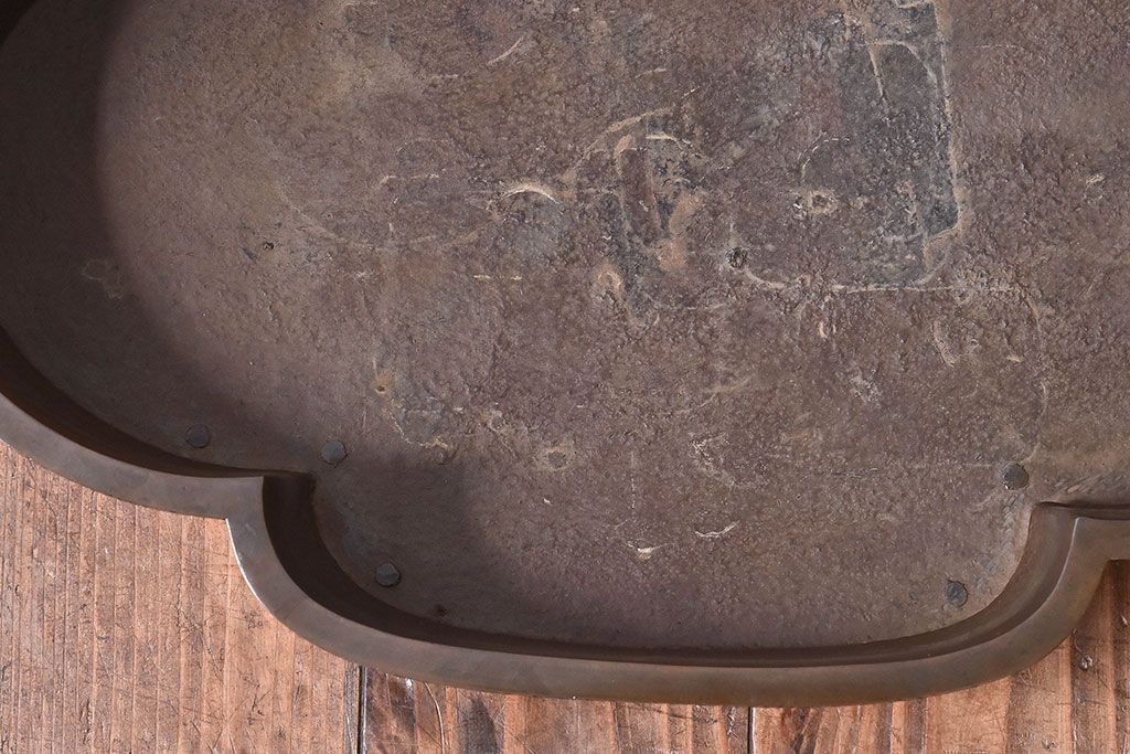 アンティーク雑貨　明治大正期　在銘　意匠が目を引く銅製水盤(花器)