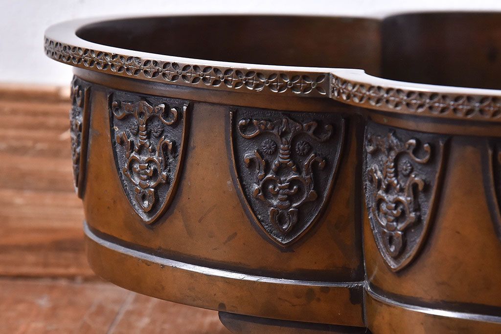 アンティーク雑貨　明治大正期　在銘　意匠が目を引く銅製水盤(花器)