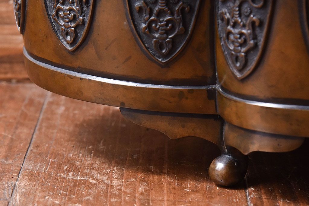 アンティーク雑貨　明治大正期　在銘　意匠が目を引く銅製水盤(花器)