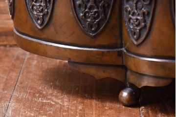 アンティーク雑貨　明治大正期　在銘　意匠が目を引く銅製水盤(花器)