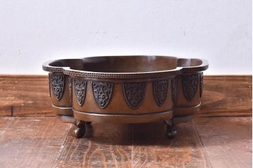 アンティーク雑貨　明治大正期　在銘　意匠が目を引く銅製水盤(花器)